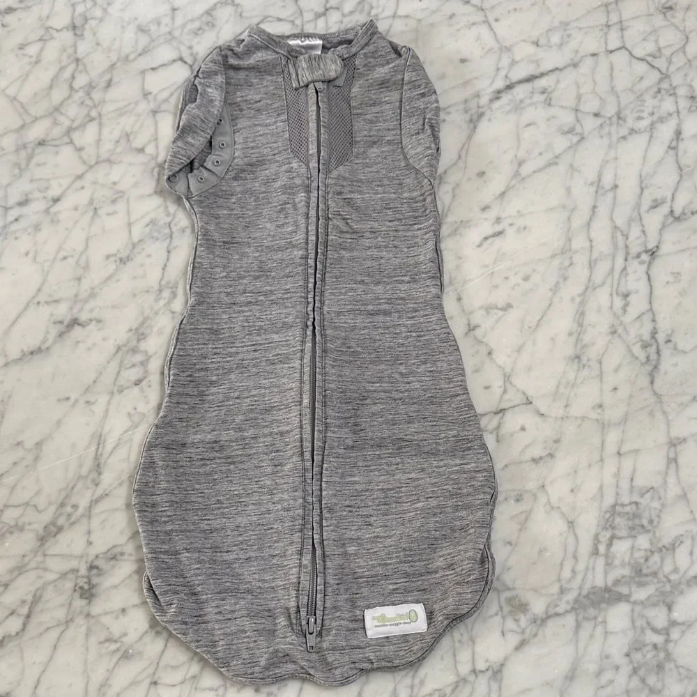Woombie Swaddle 0-3m Gray Shoulder Snaps Full Zip